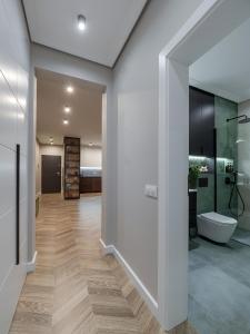 een hal met een badkamer met een douche en een toilet bij ArhitectINN Sibiu in Sibiu