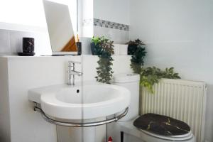 Et badeværelse på Excellency Stays - 2 Bedroom House with Garden - Contractors, Families, Long Stays, Free Parking + 26 billeder