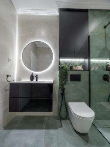 een badkamer met een toilet, een wastafel en een spiegel bij ArhitectINN Sibiu in Sibiu +49 foto's