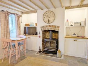 TV a/nebo společenská místnost v ubytování Mermaid Cottage - Lulworth