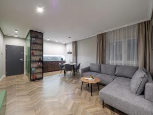 een woonkamer met een bank en een tafel bij ArhitectINN Sibiu in Sibiu