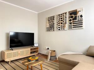 a living room with a flat screen tv on a wall at Arden Haus Estadías boutique Talca in Talca