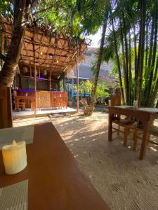 einem Picknicktisch vor einem Gebäude mit Bäumen in der Unterkunft Avalon Villa Unawatuna in Unawatuna