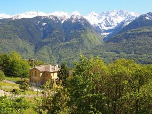 ein Haus in einem Tal mit Bergen im Hintergrund in der Unterkunft B & B San Giovanni in Nigola