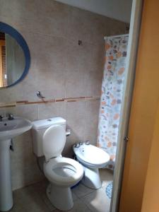 Koupelna v ubytování Complejo cabañas Victor II + 24 fotografií