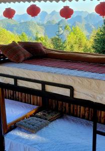 同文Experience Nature at Our Semi-Campsite in the Heart of the Mountains的山景客房的一张床位