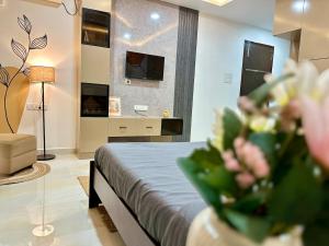 une chambre avec un lit et une télévision dans une pièce dans l'établissement Novo Stays - Artistic Boho Edition, à Hyderabad