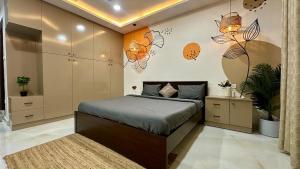 une chambre avec un lit et un mur avec des papillons dans l'établissement Novo Stays - Artistic Boho Edition, à Hyderabad