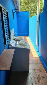 bagno blu con lavandino e servizi igienici di Pellin House a Bonito