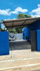 un edificio blu con una tenda da sole in cima di Pellin House a Bonito