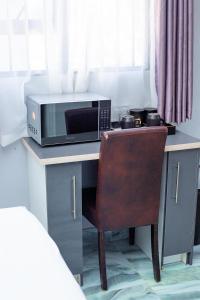 Giường trong phòng chung tại Moffat House 3