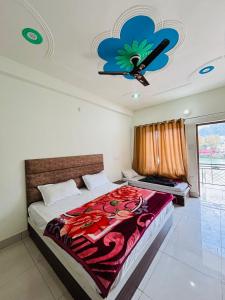 Giường trong phòng chung tại Hotel Lake View Paradise