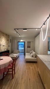 een woonkamer met een bank en een tafel bij Casa Paradiso in Roccaraso +21 foto's