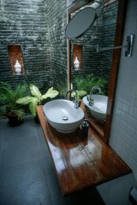 ein Badezimmer mit zwei Waschbecken und einem Spiegel in der Unterkunft Ayurprana Marari in Mararikulam
