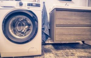 斯彻达尔Room Trondheim Airport的厨房配有洗衣机及水槽