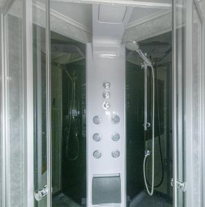 斯彻达尔Room Trondheim Airport的带淋浴的浴室(带玻璃墙) 更多11张照片