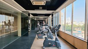 einen Fitnessraum mit Laufbändern in einem Gebäude in der Unterkunft Springwood At By LiviRooms Tangerang in Tangerang