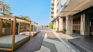 eine Veranda mit einem Bett an einem Gebäude in der Unterkunft Springwood At By LiviRooms Tangerang in Tangerang