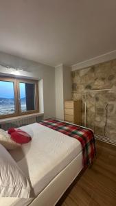 een slaapkamer met een groot bed en een douche bij Casa Paradiso in Roccaraso