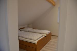 een kleine slaapkamer met twee bedden op zolder bij Hof Volkmann in Nordkirchen