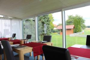 ein Konferenzraum mit Tisch und großem Fenster in der Unterkunft Erwachsenen Aparthotel DER WIESERHOF Wunderschöne Einzellage in Bad Füssing