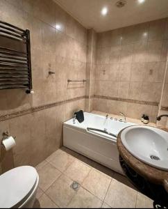 Ένα μπάνιο στο Luxe Apartment