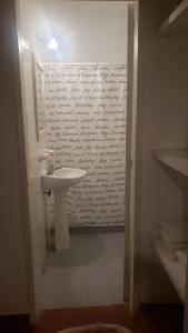 un bagno con un lavandino e una scritta sul muro di Urban 360 a Río Cuarto