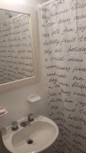 bagno con lavandino e scritte sul muro di Urban 360 a Río Cuarto