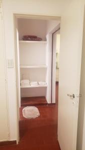 una piccola stanza con un armadio bianco con un tappeto di Urban 360 a Río Cuarto