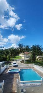 - une piscine avec une voiture garée à côté dans l'établissement Lowes Camping Ground & Retreat, 