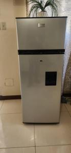 - un réfrigérateur blanc dans une cuisine avec une plante en pot dans l'établissement Lowes Camping Ground & Retreat, 