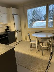 Køkken eller tekøkken på Rauhallinen 3 huonetta ja keittiö