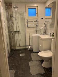 Et badeværelse på Rauhallinen 3 huonetta ja keittiö