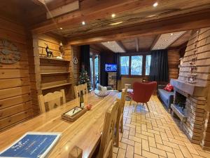 Posezení v ubytování LE RENNE Chalet en bois au calme avec SPA Jacuzzi
