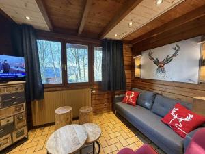 TV a/nebo společenská místnost v ubytování LE RENNE Chalet en bois au calme avec SPA Jacuzzi