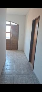una stanza vuota con una porta e un pavimento piastrellato di Pousada em Ilhéus a Ilhéus
