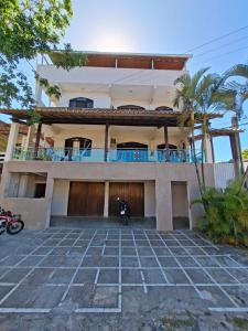 una casa con una moto parcheggiata di fronte di Pousada em Ilhéus a Ilhéus