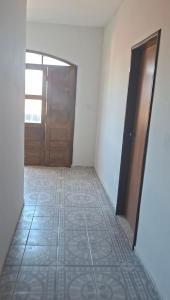 una stanza vuota con una porta e un pavimento piastrellato di Pousada em Ilhéus a Ilhéus