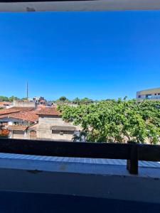 una vista di una città da un balcone di Pousada em Ilhéus a Ilhéus