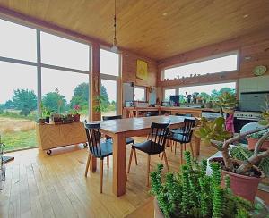 ein Esszimmer mit einem Tisch und Stühlen in einem Haus in der Unterkunft Casa Azul Frutillar in Frutillar