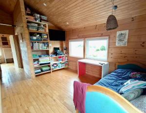 a bedroom with a bed and a desk in a room at Casa Azul Frutillar in Frutillar