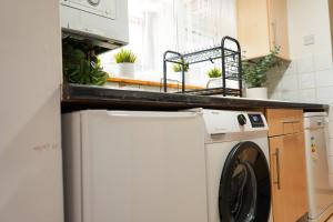 Køkken eller tekøkken på Excellency Stays - 2 Bedroom House with Garden - Contractors, Families, Long Stays, Free Parking