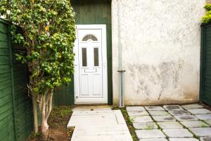 Billede fra billedgalleriet på Excellency Stays - 2 Bedroom House with Garden - Contractors, Families, Long Stays, Free Parking i Kent