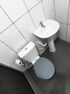 a bathroom with a toilet and a sink at Hostel monte serrat in Florianópolis
