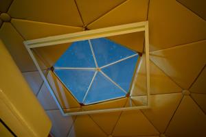 een raam in het plafond van een koepel bij Glamping El Refugio in Archidona +77 foto's