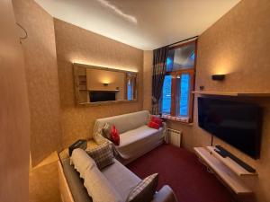 Et tv og/eller underholdning på THE NEST Alpine Loft Ski-in Ski-out + 16 billeder