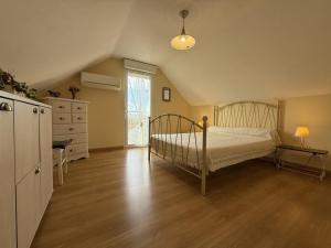 una camera da letto con un letto e una cassettiera di L'oree du bois a Livron