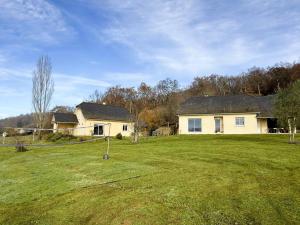una casa con un grande cortile davanti di L'oree du bois a Livron