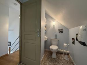bagno con servizi igienici e porta di L'oree du bois a Livron Altre 37 foto