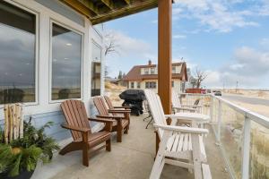 Balkón nebo terasa v ubytování Coastal Blue Steps to North Beach Family & Dog Friendly Home